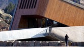 Restoran ini dirancang oleh perusahaan arsitektur Norwegia, Snoehetta, yang juga menciptakan Gedung Opera di Oslo. (REUTERS/Lefteris Karagiannopoulos)