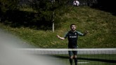 Gelandang timnas Portugal Bernardo Silva bersiap melakukan sundulan saat latihan. Usai melawan Ukraina, timnas Portugal akan menjamu Serbia di Stadion Da Luz, Senin (25/3). (PATRICIA DE MELO MOREIRA / AFP)