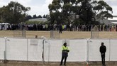 Jasad korban penembakan yang dikebumikan pertama kali adalah pasangan ayah dan anak asal Suriah, Khaled Mustafa (44) dan Hamza Mustafa (15). (REUTERS/Jorge Silva)