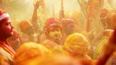 Festival Holi di Desa Nandgaon, Uttar Pradesh, India. Festival ini juga menjadi penanda datangnya musim semi. (REUTERS/Adnan Abidi)