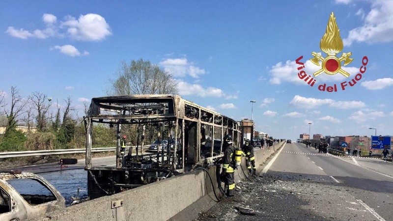 Polisi setempat mengatakan, semua anak-anak itu berhasil menyelamatkan diri tanpa ada yang cedera sebelum bus itu terbakar.