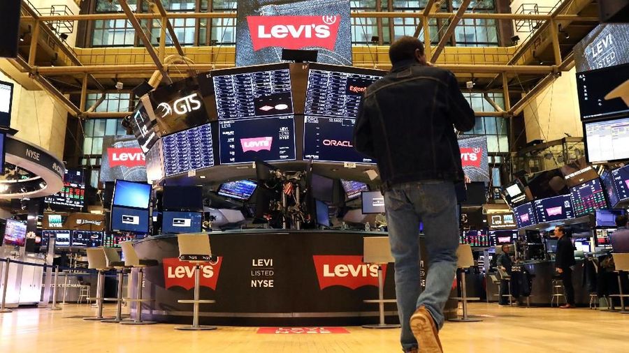 IPO perusahaan Levi Strauss&Co. di Lantai New York Stock Exchange (NYSE). Reuters/Lucas Jackson