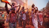 Suasana Festival Holid i Kolkata, India, Kamis (21/3). (REUTERS/Rupak De Chowdhuri)