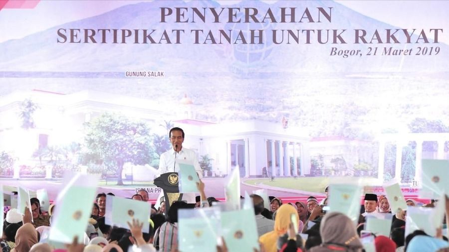 Jokowi memang akan menyerahkan 5.000 sertifikat hak atas tanah bagi warga di Kota dan Kabupaten Bogor, Jawa Barat.