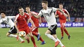Keunggulan Serbia 1-0 bertahan hingga jeda laga. Pelatih timnas Jerman mengubah komposisi pemain dengan memasukkan Marco Reus di babak kedua. (REUTERS/Fabian Bimmer)