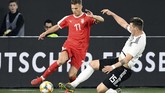 Niklas Sule dipercaya menggantikan posisi bek sentral yang biasa diemban pemain bertahan sarat pengalaman Mats Hummels. (REUTERS/Fabian Bimmer)
