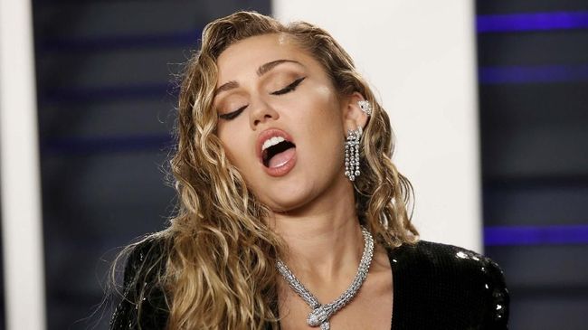 Miley Cyrus Jadi Bintang Pop Bermasalah di 'Black Mirror'