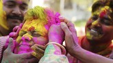 Seorang pengunjung pria didandani dengan bubuk berwarna dalam Festival Holi di Allahabad, India, Rabu (20/3). (AP Photo/Rajesh Kumar Singh)