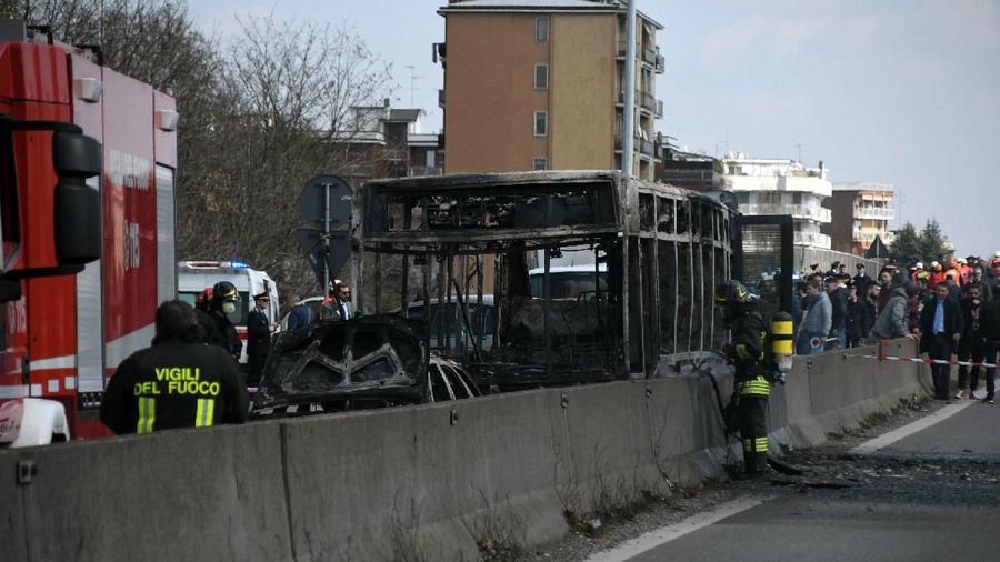 Polisi setempat mengatakan, semua anak-anak itu berhasil menyelamatkan diri tanpa ada yang cedera sebelum bus itu terbakar.