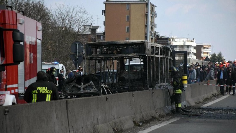 Polisi setempat mengatakan, semua anak-anak itu berhasil menyelamatkan diri tanpa ada yang cedera sebelum bus itu terbakar.