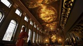 Palin juga mengakui kalau dirinya merasa emosional setelah melihat timnya sukses melakukan renovasi tanpa mengubah bentuk awal aula. (REUTERS/Dylan Martinez)