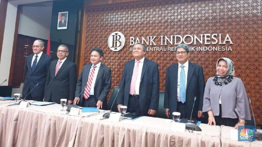 Bank Indonesia menempuh kebijakan-kebijakan lain yang lebih akomodatif untuk mendorong permintaan domestik
