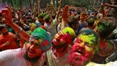 Perayaan Festival Holi di Chandigarh, India, Rabu (20/3). (REUTERS/Ajay Verma)