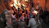 Mereka termasuk segelintir yang merayakan Newroz, tahun baru yang jatuh bersamaan dengan vernal equinox dan hari pertama musim semi. (REUTERS/Ahmed Jadallah)
