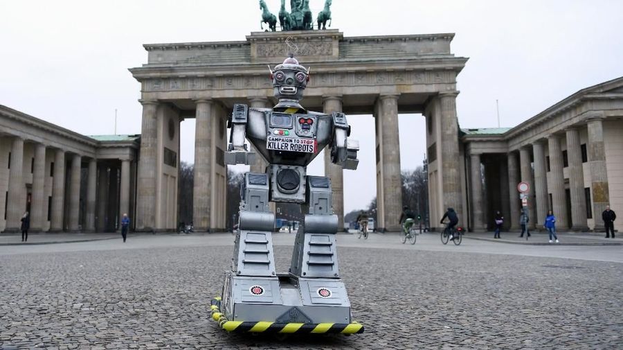 Aktivis dari koalisi organisasi non-pemerintah yang menentang senjata otonom mematikan atau yang disebut 'robot pembunuh', di Gerbang Brandenburg di Berlin, Jerman, 21 Maret 2019. REUTERS / Annegret Hilse