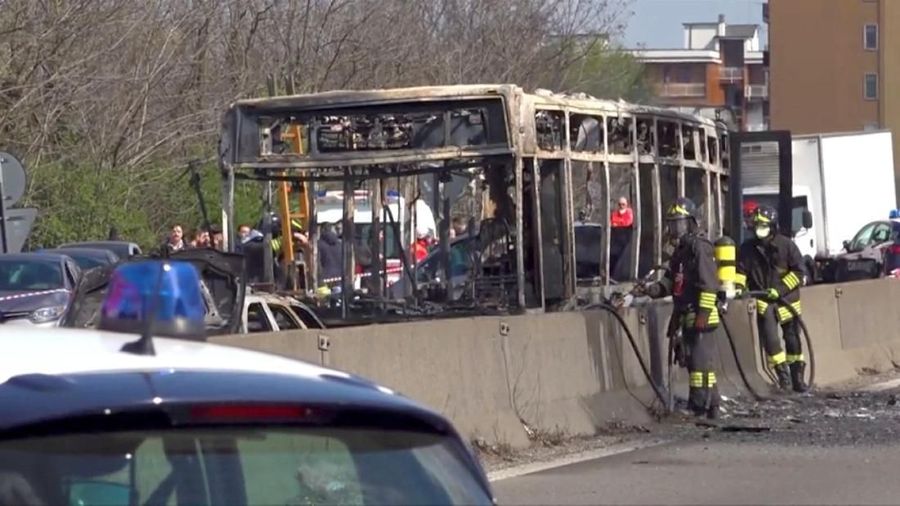 Polisi setempat mengatakan, semua anak-anak itu berhasil menyelamatkan diri tanpa ada yang cedera sebelum bus itu terbakar.