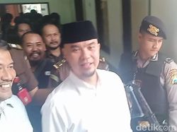 Asam Urat Kambuh, Ahmad Dhani Terpincang-pincang Saat Sidang 'Idiot' Asam Urat Kambuh, Ahmad Dhani Terpincang-pincang Saat Sidang 'Idiot'