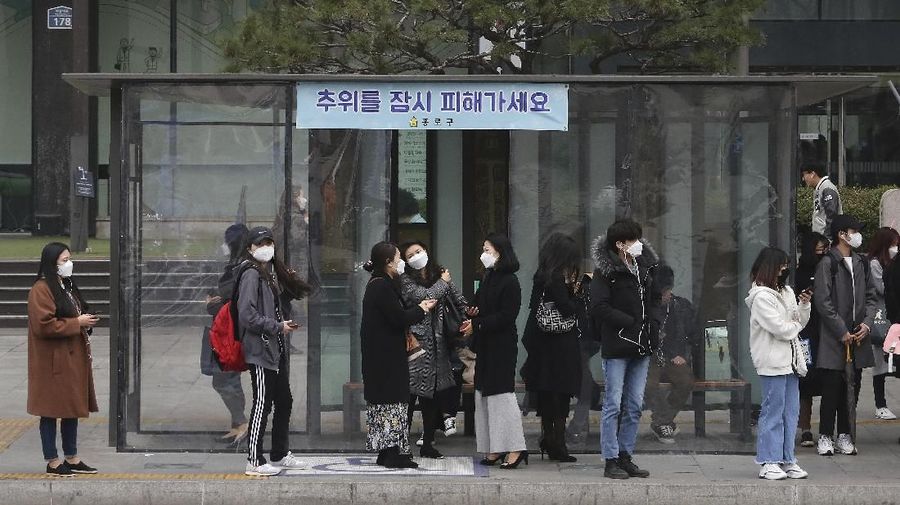 Orang-orang memakai topeng untuk melindungi dari polusi udara di stasiun bus di Seoul, Korea Selatan, Rabu, 6 Maret 2019. Presiden Korea Selatan Moon Jae-in telah mengusulkan proyek bersama dengan China untuk menggunakan hujan buatan untuk membersihkan udara di Seoul, di mana peningkatan polusi yang akut telah menyebabkan alarm. (AP / Ahn Young-joon)