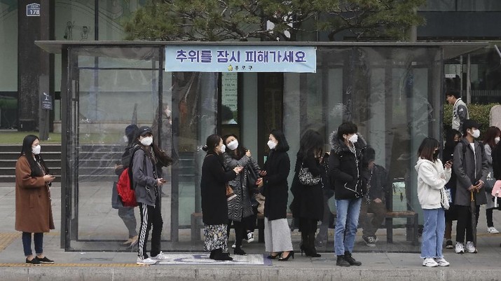 Polusi Udara di Korea Selatan Orang-orang memakai topeng untuk melindungi dari polusi udara di stasiun bus di Seoul, Korea Selatan, Rabu, 6 Maret 2019. Presiden Korea Selatan Moon Jae-in telah mengusulkan proyek bersama dengan China untuk menggunakan hujan buatan untuk membersihkan udara di Seoul, di mana peningkatan polusi yang akut telah menyebabkan alarm. (AP / Ahn Young-joon)