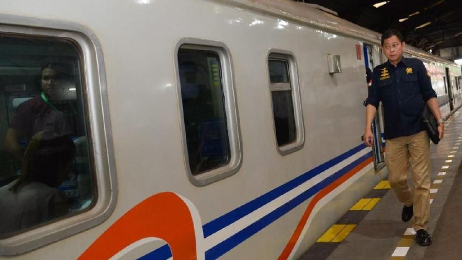 Selama di PT Kereta Api Indonesia, ia sukses membalikkan kerugian Rp 83,5 miliar pada 2008 menjadi keuntungan Rp 154,8 miliar pada 2009.