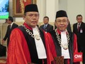 Hakim MK Aswanto dan Wahiduddin Baca Sumpah di Hadapan Jokowi
