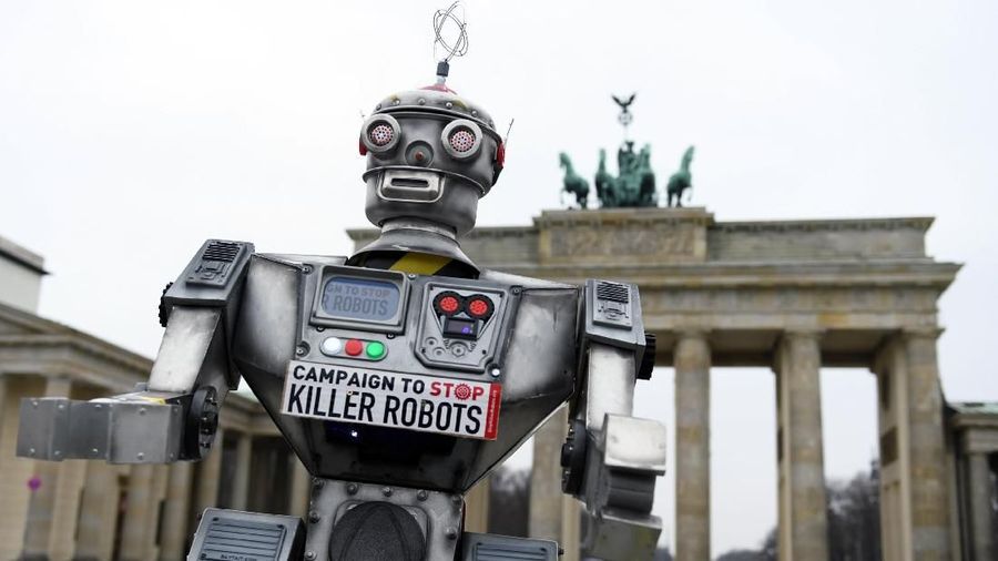 Aktivis dari  koalisi organisasi non-pemerintah yang menentang senjata otonom mematikan atau yang disebut 'robot pembunuh', di Gerbang Brandenburg di Berlin, Jerman, 21 Maret 2019. REUTERS / Annegret Hilse