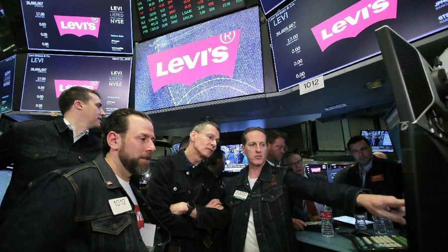 Raksasa blue jeans Levi Strauss & Co. atau yang dikenal dengan merek Levi's kembali melantai di bursa Amerika Serikat (AS).