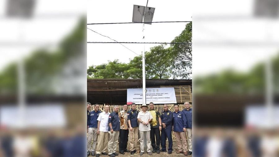 Kementerian Energi dan Sumber Daya Mineral (ESDM) menyerahkan 575 unit penerangan jalan umum tenaga surya untuk Kabupaten dan Kota Cirebon.