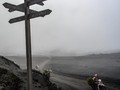 FOTO: Kesibukan di Tengah Aktivitas Vulkanis Bromo