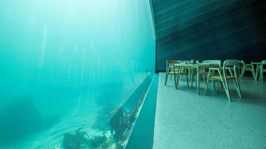 Restoran bawah laut pertama di Eropa yang menyuguhkan sensasi unik dan menegangkan kepada pengunjung.