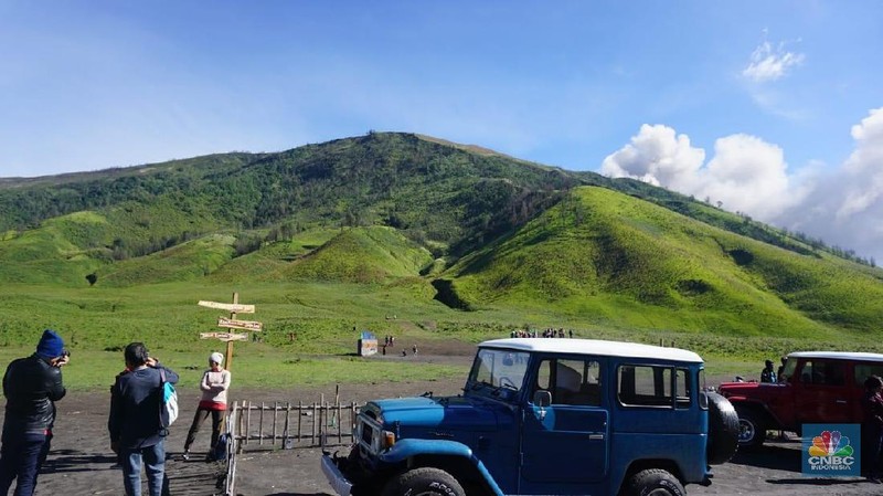 Meski gunung tersebut sedang erupsi tidak menyurutkan minat wisatawan mengunjungi tempat tersebut.