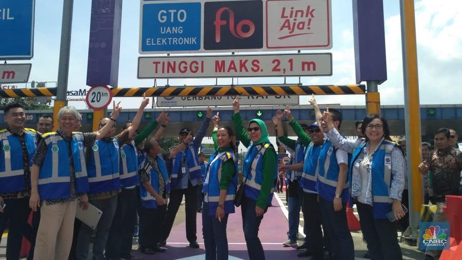 Jasa Marga menggelar simulasi transaksi nir sentuh berbasis RFID atau SLFF di gerbang tol Cengkareng dan GT Kapuk pada ruas Tol Soedyatmo.