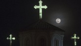 Supermoon kali ini juga menandai berakhirnya musim dingin di Bumi belahan utara. (Photo by Robert ATANASOVSKI / AFP)