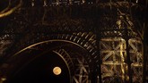 Selain supermoon, di hari yang sama juga terjadi fenomena equinox yakni saat matahari berada di atas garis khatulistiwa sehingga seluruh tempat di Bumi memiliki jumlah jam siang 12 jam dan malam 12 jam. (Photo by KENZO TRIBOUILLARD / AFP)