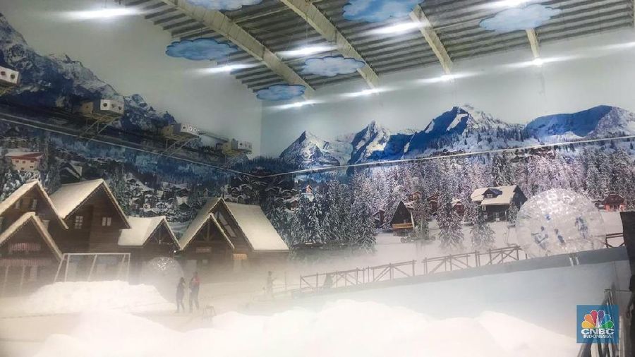 Trans Snow World hadir untuk memberikan sensasi salju yang tidak biasa seperti salju di pegunungan Alpen yang ada di Swiss.