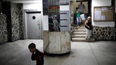 Kondisi ini tak hanya dirasakan di pelosok-pelosok desa, tapi juga di kompleks-kompleks elite. (Reuters/Carlos Garcia Rawlins)