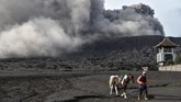 Meski aktivitas wisata di Gunung Bromo tetap berjalan normal, wisatawan dilarang mendekati kawah di bawah radius satu kilometer. (ANTARA FOTO/Widodo S Jusuf)