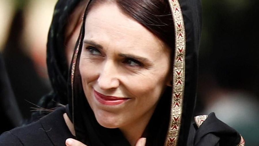 Perdana Menteri Selandia Baru Jacinda Ardern pergi setelah salat Jumat di Hagley Park di luar masjid Al-Noor di Christchurch, Selandia Baru 22 Maret 2019. (REUTERS / Edgar Su)