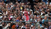 Pada pukul 13.30 waktu setempat, kumandang azan disiarkan ke seluruh Selandia Baru. Setelah itu, mereka mengheningkan cipta secara nasional selama dua menit, kemudian dilanjutkan salat Jumat. (REUTERS/Jorge Silva)