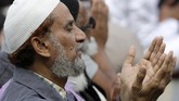 Salat Jumat hari ini berlangsung lancar dengan pengawalan anggota kepolisian Selandia Baru bersenjata lengkap. (AP Photo/Mark Baker)
