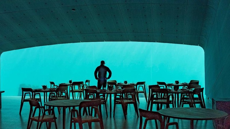 Restoran bawah laut pertama di Eropa yang menyuguhkan sensasi unik dan menegangkan kepada pengunjung.