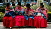 Perempuan yang mendukung komunitas Qhara Qhara, kelompok etnis Quecha, beristirahat di sela-sela menggelar demonstrasi di La Paz, Bolivia. (REUTERS/David Mercado)