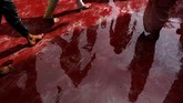 Di sebuah kuil di desa Nadgaon, Uttar Pradesh, India, pemeluk agama Hindu ambil bagian dalam festival Holi. (REUTERS/Adnan Abidi)