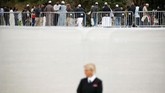 Salat Jumat digelar di Taman Hagley, yang terletak di seberang Masjid Al Noor yang menjadi salah satu lokasi kejadian teror (REUTERS/Edgar Su)