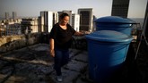 Berbulan-bulan sudah para keluarga di Venezuela mengaku tak pernah lagi mendapatkan air dari tangki mereka, terutama setelah listrik sering padam. (Reuters/Carlos Garcia Rawlins)