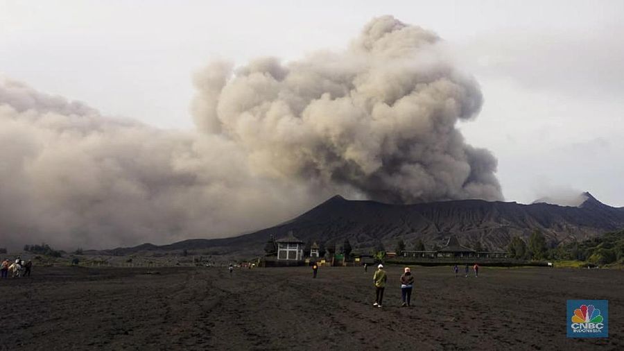 Saat tak erupsi atau sedang tenang, gunung-gunung berapi di Indonesia sebenarnya tampak cantik dan menakjubkan
