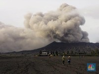 Gunung Bromo Erupsi, Wisatawan Masih Ramai Berkunjung