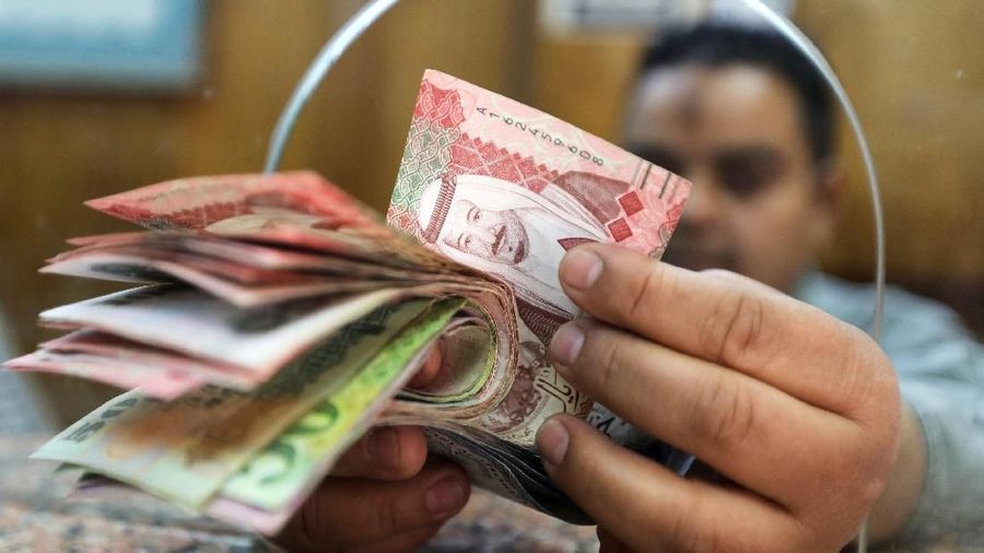 An employee counts Saudi Riyals bills at a money exchange office in central Cairo, Egypt, March 20, 2019. REUTERS/Mohamed Abd El Ghany