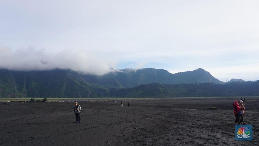 Meski gunung tersebut sedang erupsi tidak menyurutkan minat wisatawan mengunjungi tempat tersebut.
