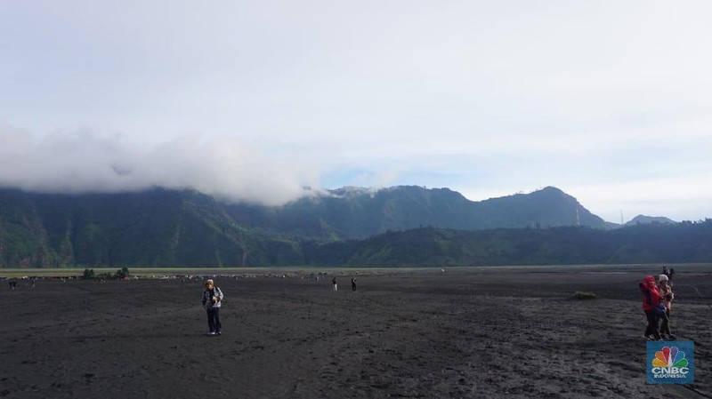 Meski gunung tersebut sedang erupsi tidak menyurutkan minat wisatawan mengunjungi tempat tersebut.